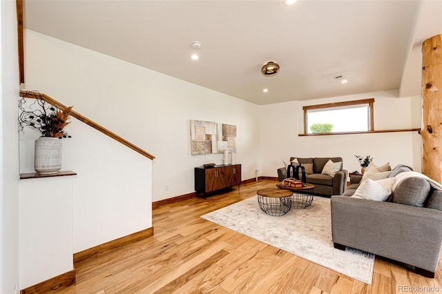 living area with light wood-style flooring, baseboards, and recessed lighting