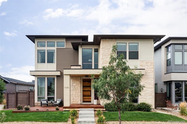 contemporary house featuring a front yard