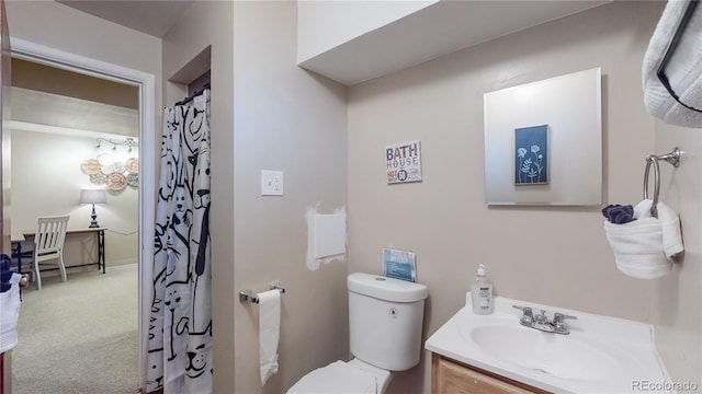full bath featuring vanity, a shower with shower curtain, and toilet