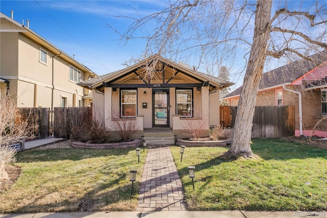 view of front of property featuring a front lawn and covered porch