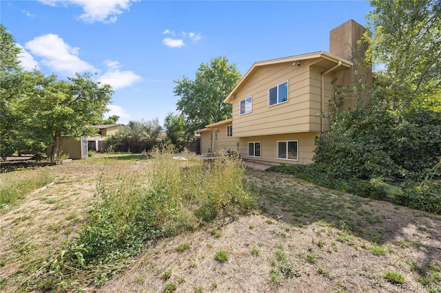 view of yard with a storage shed