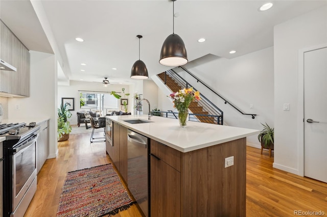 kitchen with stainless steel appliances, modern cabinets, a sink, a ceiling fan, and recessed lighting