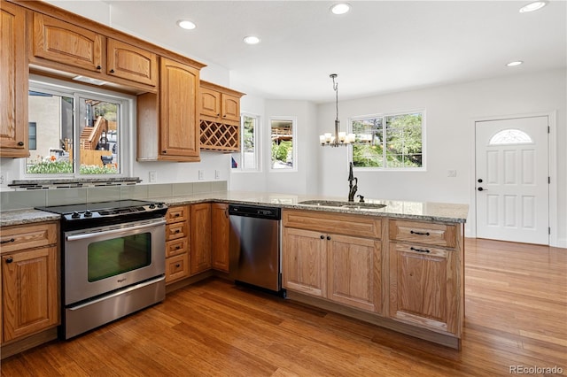 420 Sunshine Pkwy, Golden, CO 80403 - kitchen featuring stainless steel appliances, a sink, a peninsula, light wood finished floors, and recessed lighting