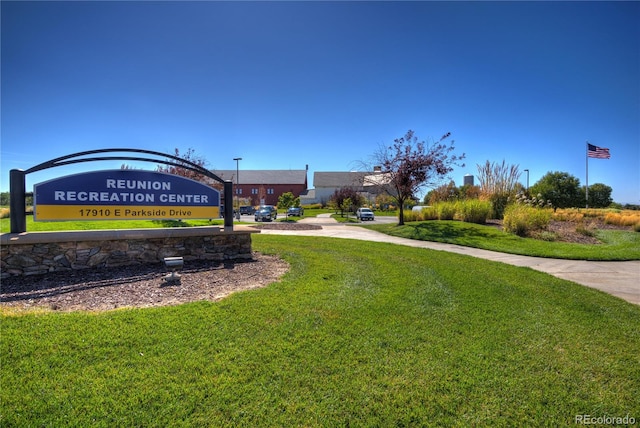 view of property's community featuring a lawn