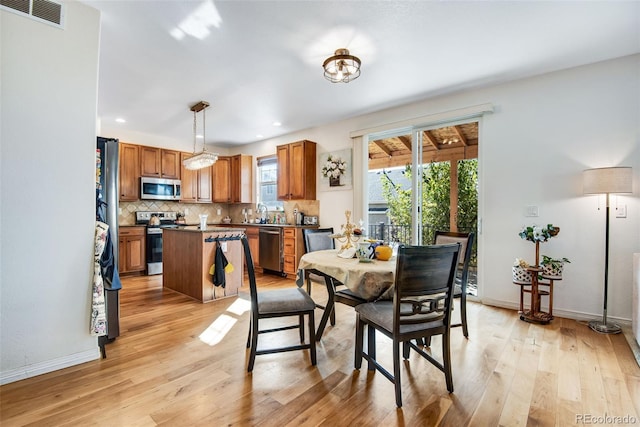 dining space featuring recessed lighting, visible vents, light wood-style flooring, and baseboards