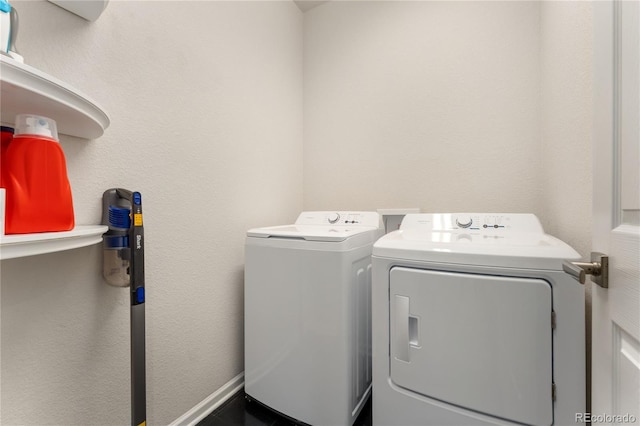 25127 E Maple Ave, Aurora, CO 80018 - laundry area featuring washer and dryer