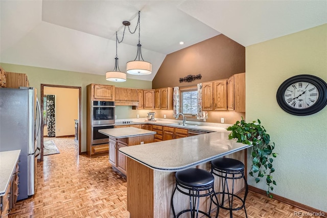 13837 W 59th Pl, Arvada, CO 80004 - kitchen featuring stainless steel appliances, vaulted ceiling, a peninsula, a breakfast bar, and a kitchen island