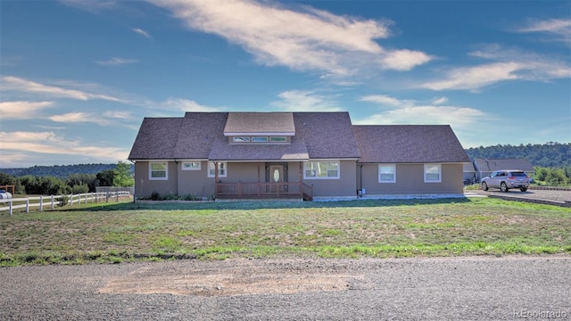 view of front of property featuring fence, a porch, and a front yard