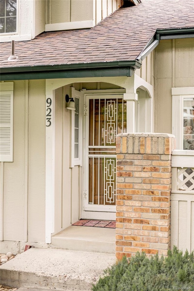 923 S Fairplay St, Aurora, CO 80012 - entrance to property featuring a shingled roof