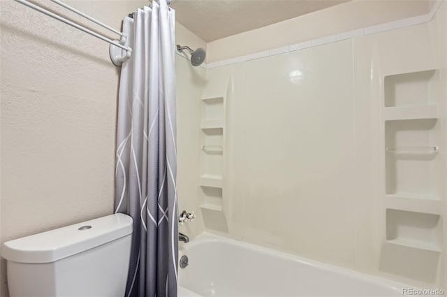 full bath with toilet, a textured wall, shower / bath combo with shower curtain, and a textured ceiling