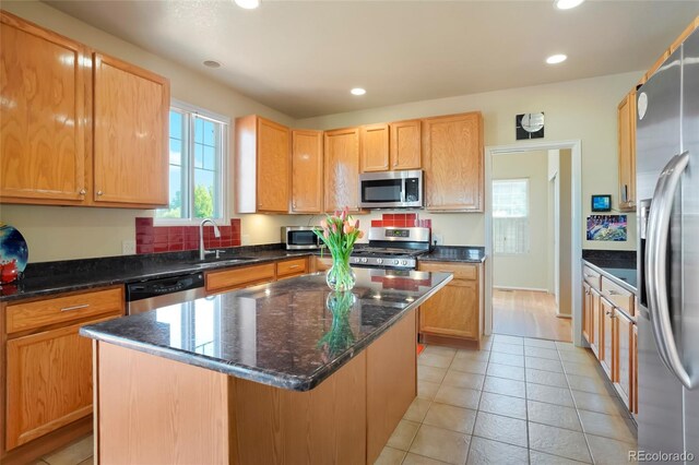 21395 E Greenwood Pl, Aurora, CO 80013 - kitchen with appliances with stainless steel finishes, a sink, recessed lighting, a kitchen island, and light tile patterned floors