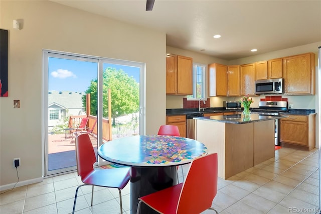 21395 E Greenwood Pl, Aurora, CO 80013 - kitchen featuring stainless steel appliances, a kitchen island, dark countertops, recessed lighting, and a sink