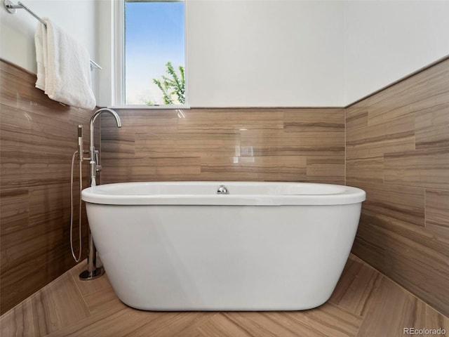 bathroom with a bathtub