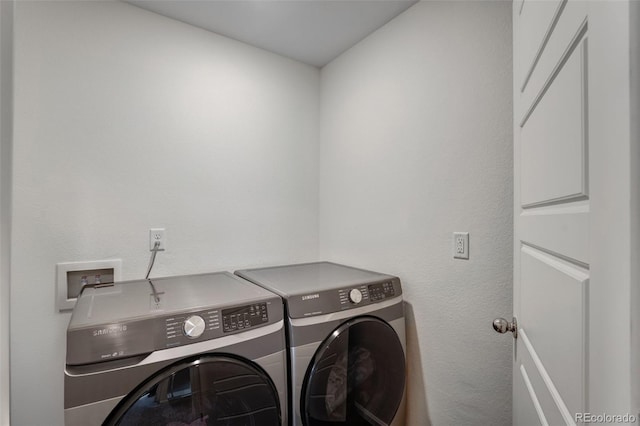 washroom featuring washing machine and dryer and laundry area