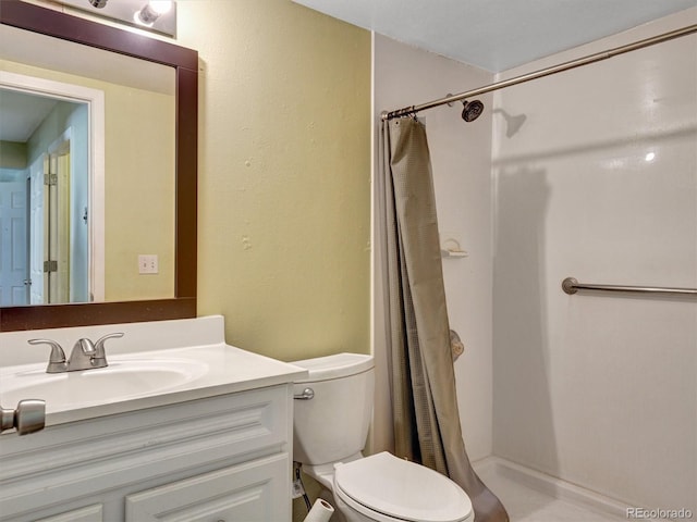 17505 E Mansfield Ave Unit 1411L, Aurora, CO 80013 - full bathroom with toilet, curtained shower, and vanity