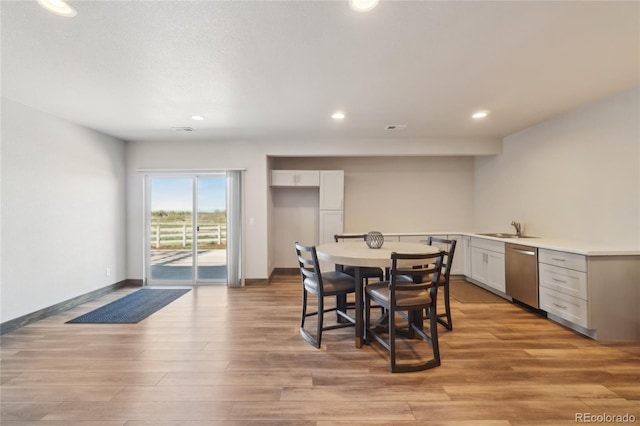 dining area featuring recessed lighting, light wood finished floors, baseboards, and visible vents