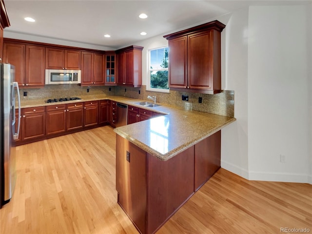 24955 E Roxbury Pl, Aurora, CO 80016 - kitchen featuring stainless steel appliances, light wood finished floors, a peninsula, tasteful backsplash, and recessed lighting