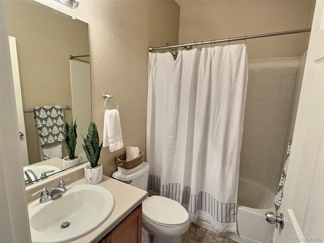 bathroom with shower / tub combo with curtain, vanity, and toilet