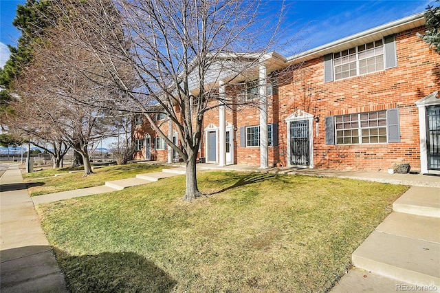 view of front of property featuring a front lawn