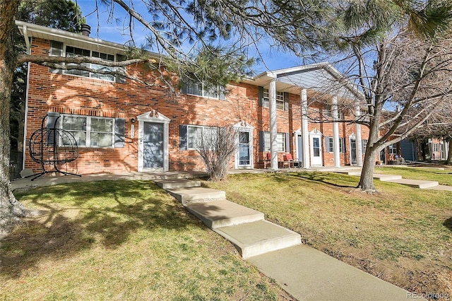 view of front of house featuring a front lawn