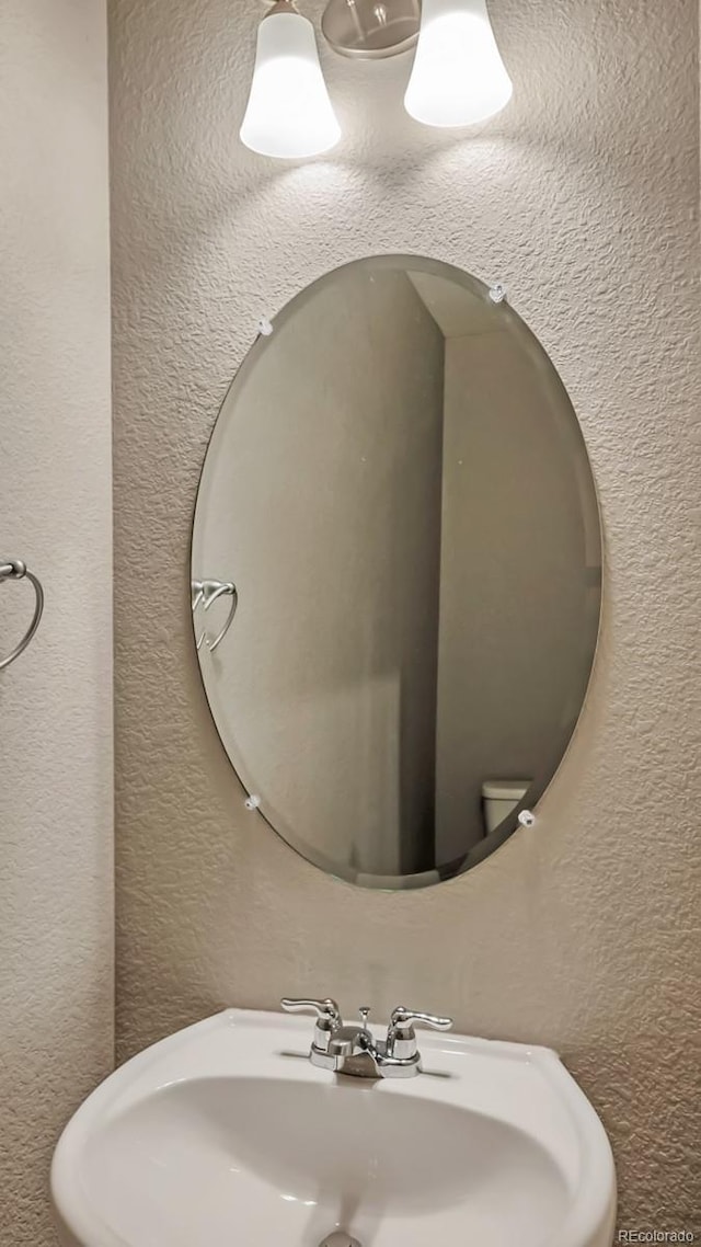 bathroom featuring toilet and sink