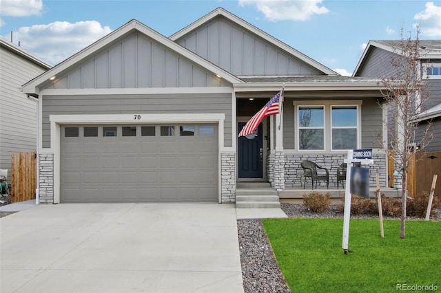 craftsman house with a garage and a front lawn