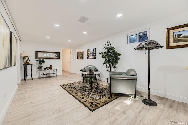 living area featuring recessed lighting, light wood-style flooring, and baseboards