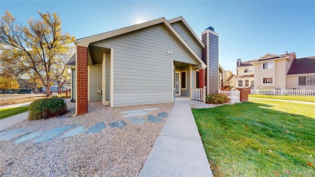 view of front facade featuring a front yard