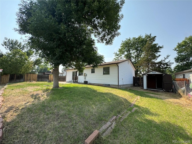 view of yard with a shed