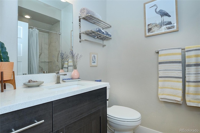 bathroom featuring a shower with curtain, vanity, and toilet