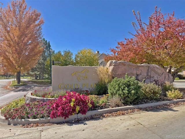 view of community / neighborhood sign