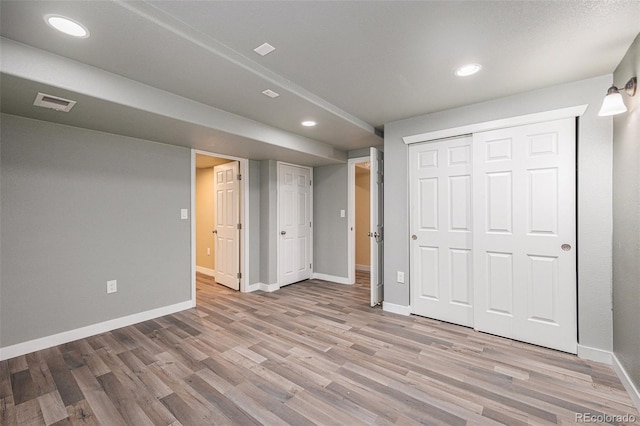 unfurnished bedroom featuring light wood finished floors, baseboards, visible vents, and recessed lighting