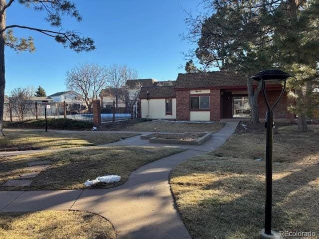 view of front facade with a front yard