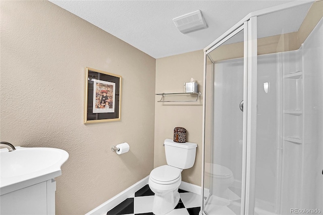 full bath with toilet, visible vents, vanity, baseboards, and a shower stall