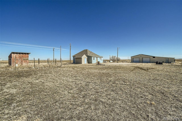 view of yard featuring an outdoor structure and a detached garage