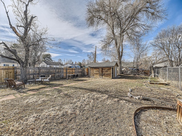 view of yard featuring a storage shed