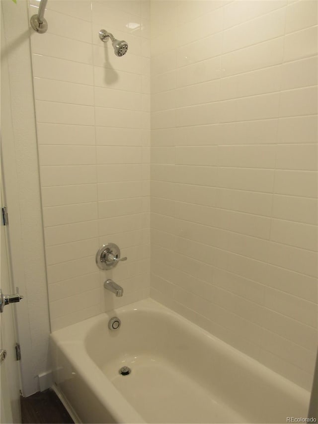 bathroom with tiled shower / bath combo