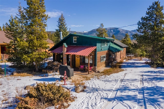 view of front of house featuring a mountain view