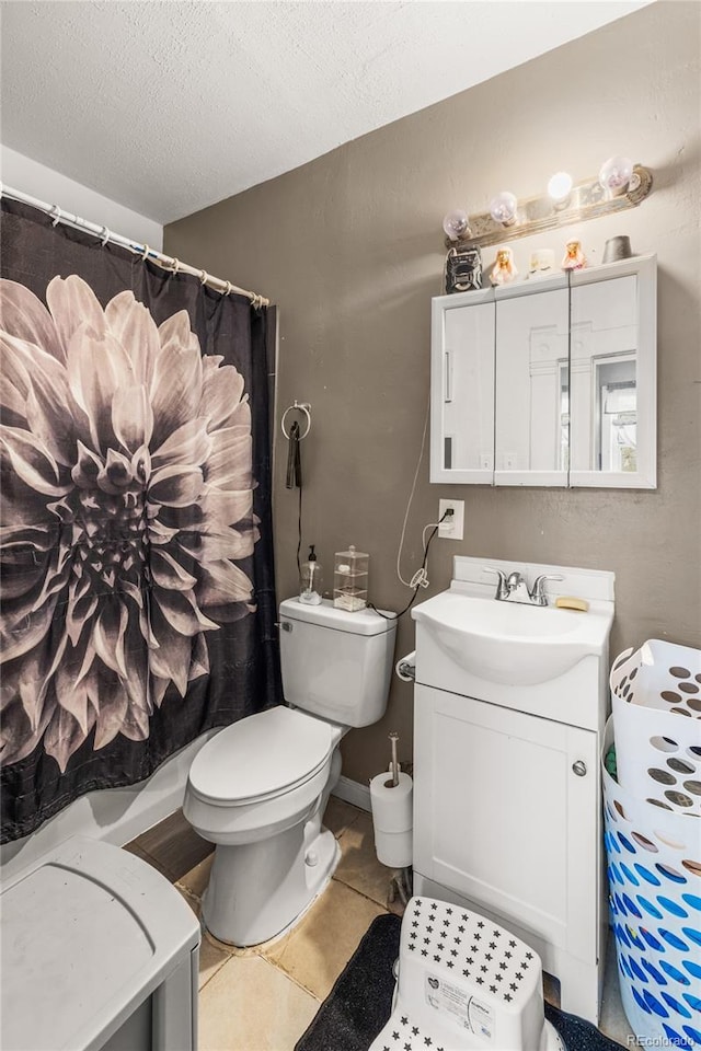609 W 8th St Unit 611, Pueblo, CO 81003 - full bathroom with vanity, toilet, tile patterned floors, a textured ceiling, and a shower with shower curtain