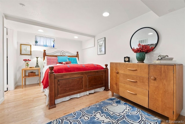 bedroom featuring light wood-style floors, recessed lighting, and visible vents