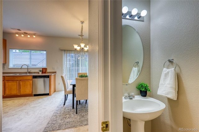 7345 S Nucla St, Aurora, CO 80016 - bathroom featuring a chandelier and a textured wall