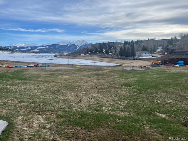 view of yard featuring a mountain view