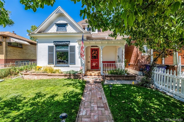 view of front of property with a front lawn and covered porch