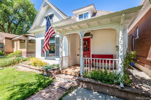 view of front of home featuring a porch and a front lawn