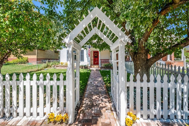 view of front of property featuring a front yard