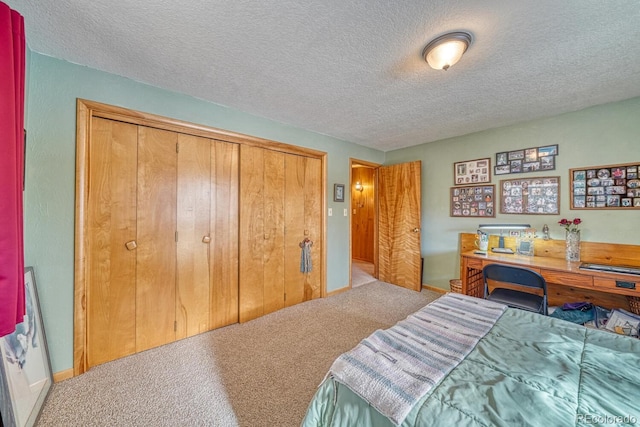 bedroom featuring carpet flooring, a closet, and a textured ceiling