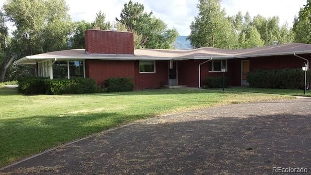 single story home with a front yard