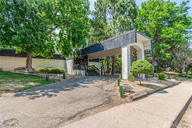 2325 S Linden Ct Unit 206, Denver, CO 80222 - view of property's community with asphalt driveway