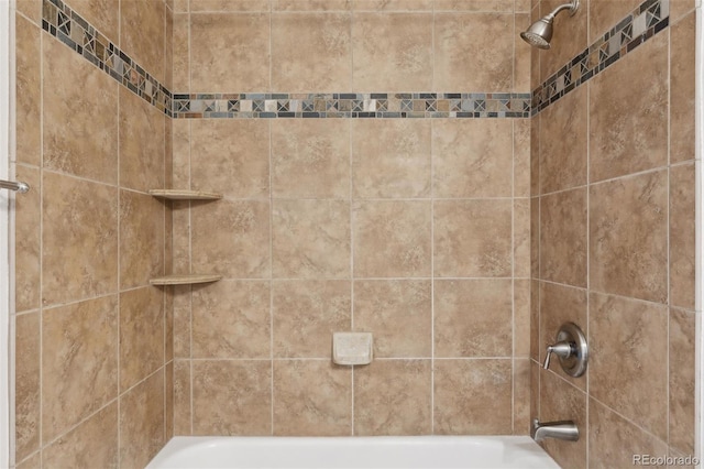 bathroom with tiled shower / bath combo