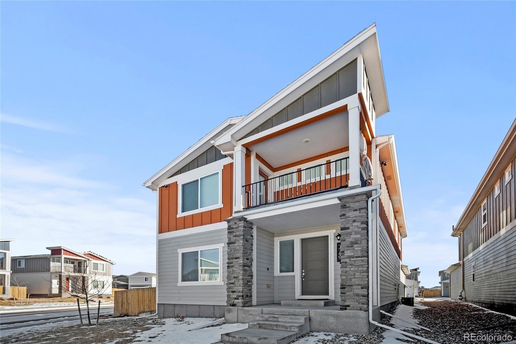 view of front of property featuring a balcony